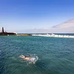 아파트 Home2book Bright Sea Views & Pool *